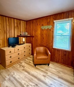 Cottage-4---Chair_TV